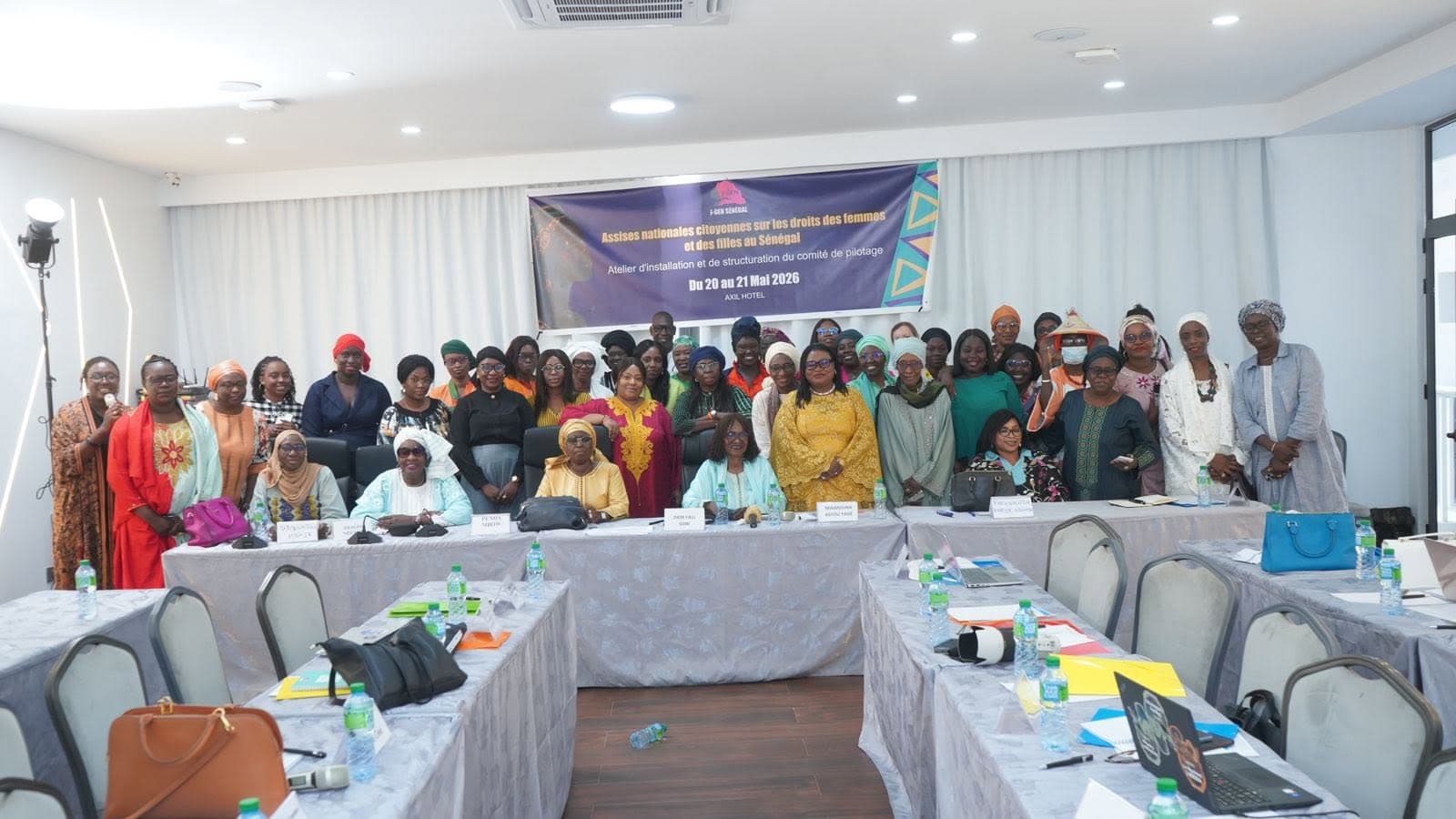 Photo de groupe de l’atelier d’installation du comité de pilotage, 20 et 21 mai 2026, devant la banderole des Assises.