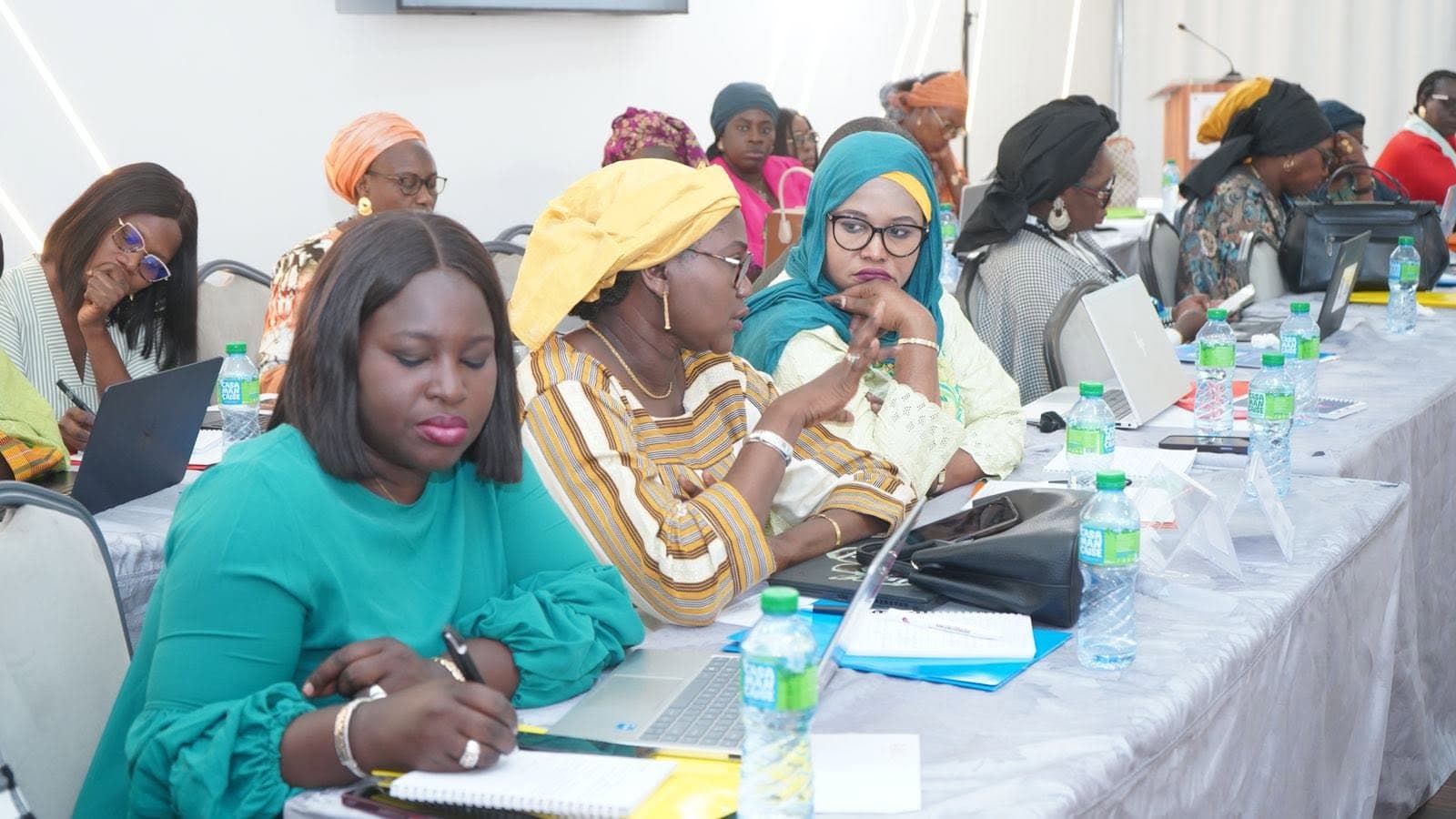 Participantes prenant des notes pendant un atelier.