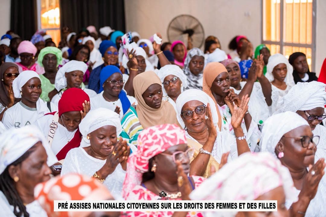 Femmes réunies en assemblée, beaucoup lèvent la main, lors d’une journée départementale.